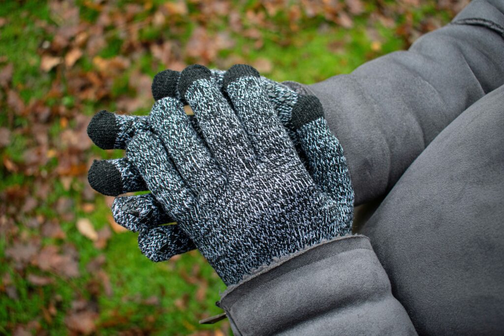 Leather vs Synthetic Ski Gloves: Which Lasts Longer? Leather vs Synthetic Ski Gloves