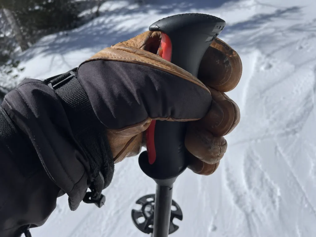 Relaxed three finger pole grip to prevent why do my fingers go numb skiing