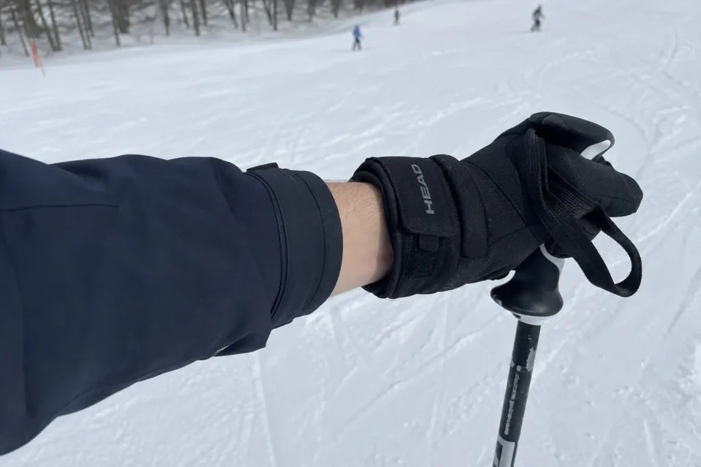 A visible wrist gap that allows cold air to chill the blood supply to the fingers