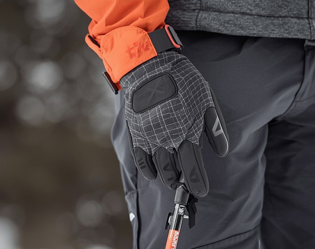 how material choice affects ski glove comfort and warmth on the mountain