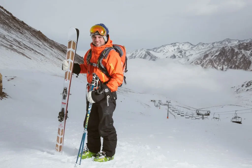 Skier demonstrating a lighter grip technique